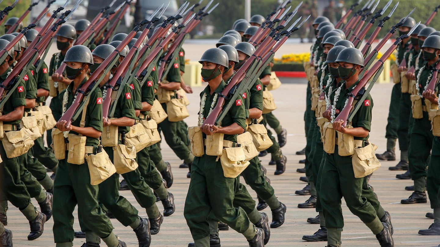 I militari birmani in assetto antisommossa dopo le rivolte