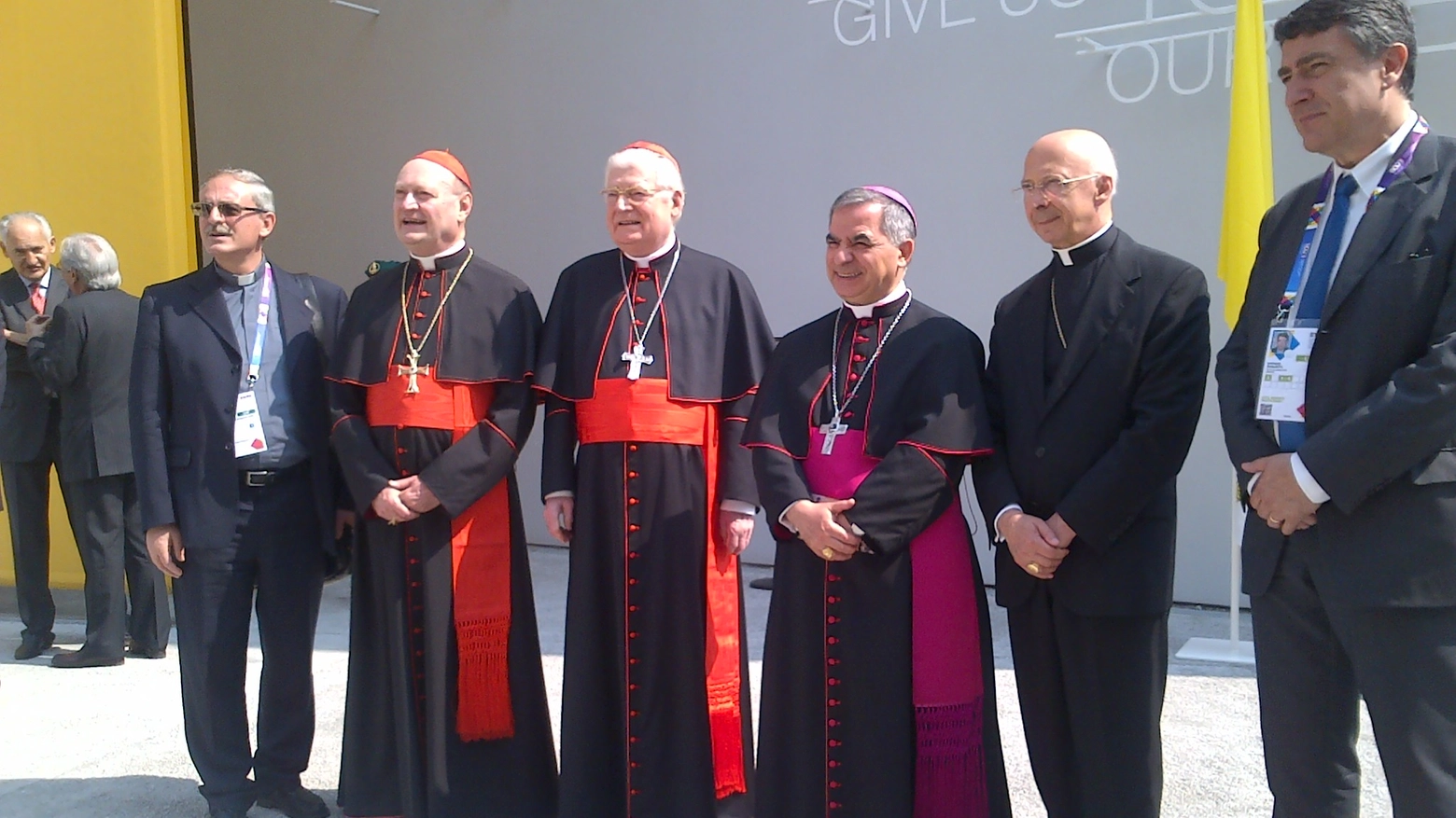 La visita dei cardinali al padiglione della Santa Sede