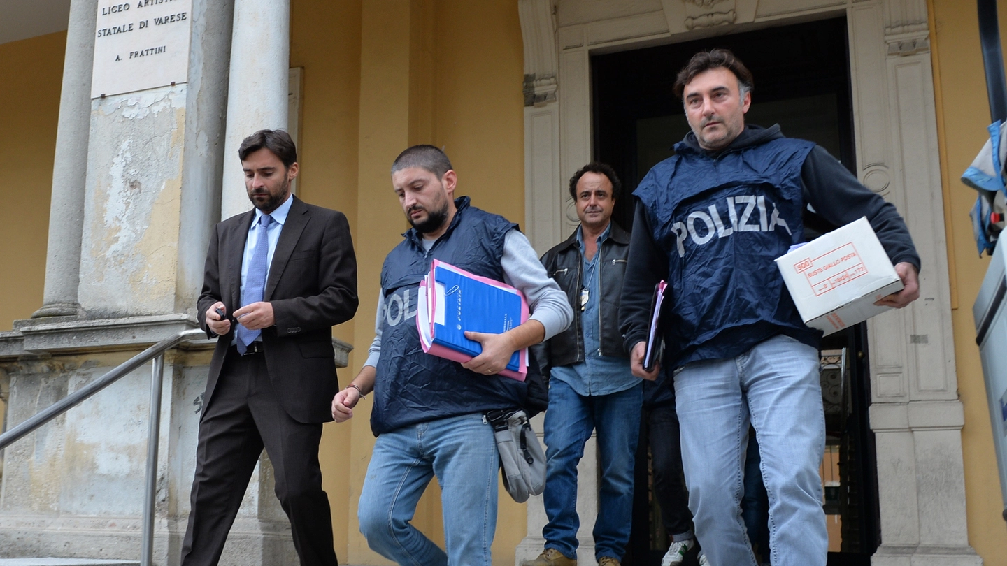 Gli uomini della Digos escono dagli uffici del giudice di pace di Varese