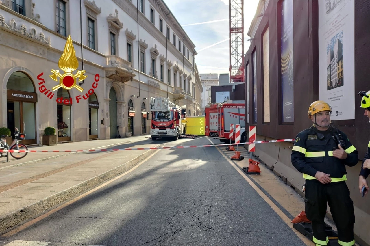Blitz anarchici cantiere Scala (Foto vigili del fuoco)
