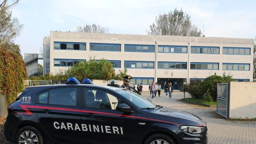 I carabinieri all'esterno del liceo Omodeo di Mortara
