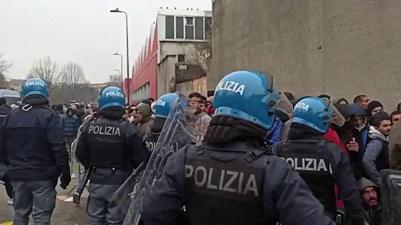 Polizia in antisommossa fuori dall'Ufficio immigrazione di via Cagni a Milano