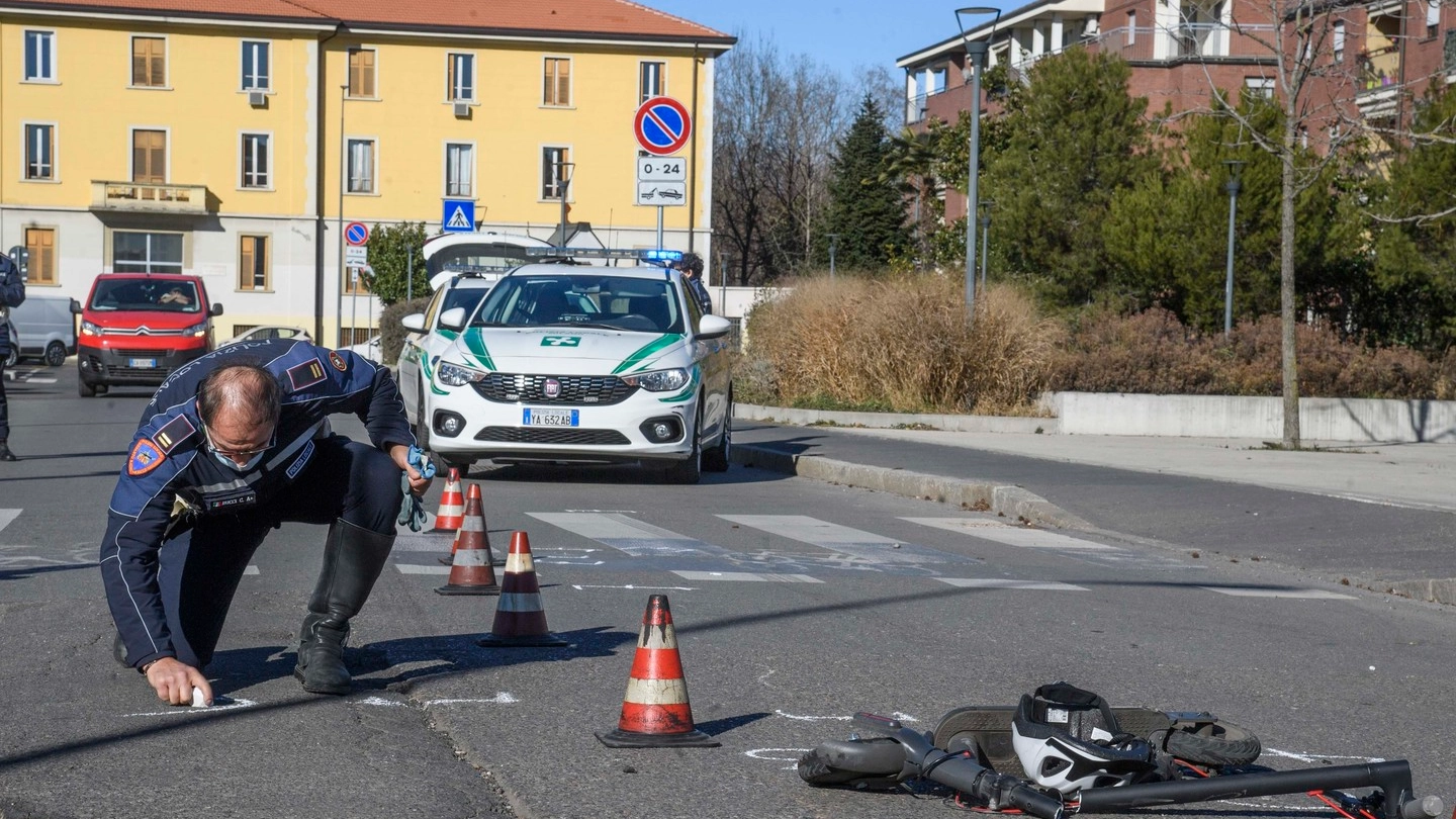 In via Archimede sono intervenuti gli agenti della polizia locale per i rilievi sul luogo dell’incidente