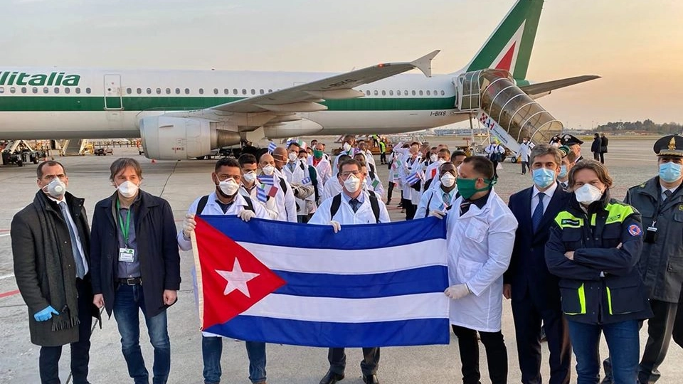 Medici cubani atterrati a Malpensa per aiutare contro il Covid