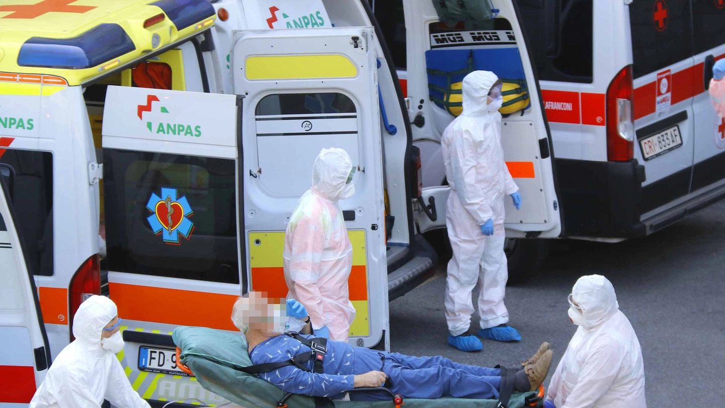 Il Pronto soccorso del Manzoni saturo di ambulanze nel pieno della pandemia