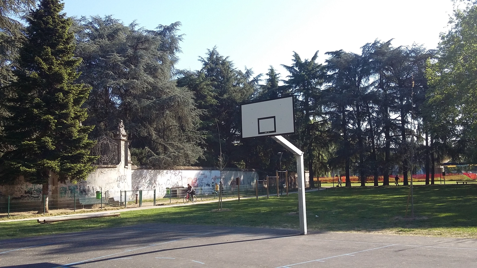 Il tabellone senza anello e retina del playground di via Milano