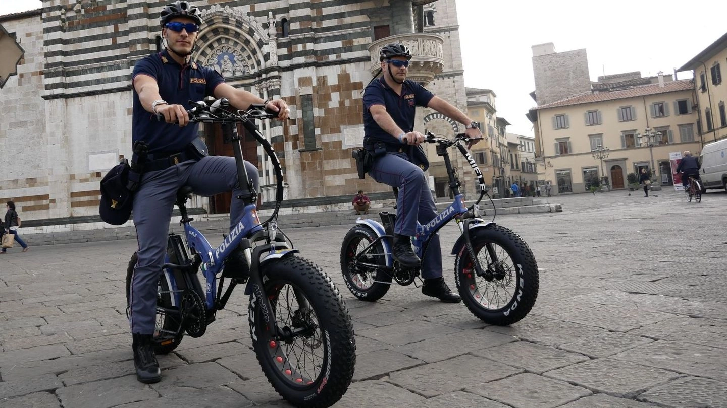 Agenti della polizia durante un presidio del territorio in sella alle biciclette elettriche