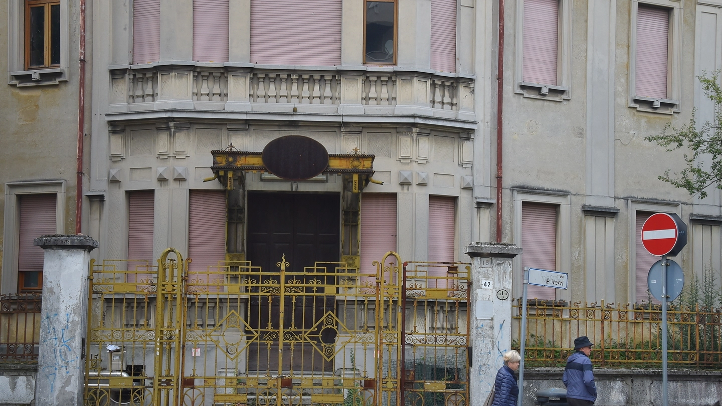 L'ingresso dell'ex liceo di via Verri L'ingresso dell'ex liceo di via Verri