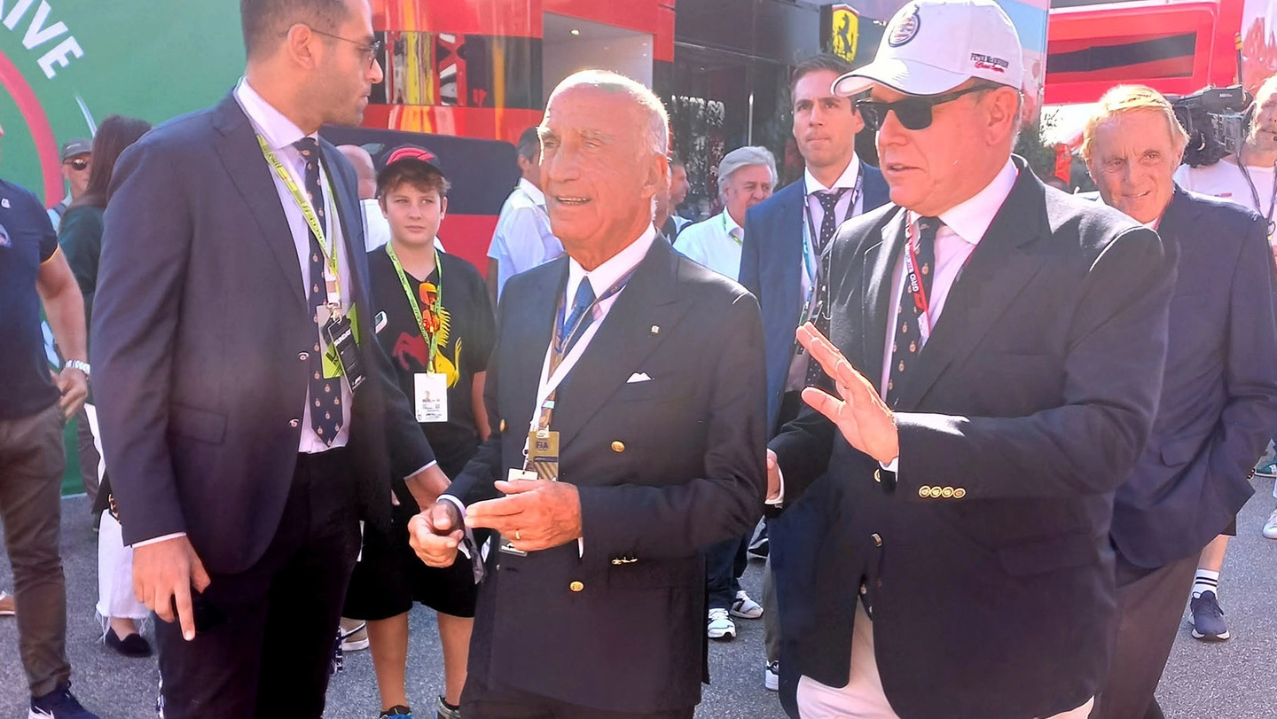 Il presidente Aci, Angelo Sticchi Damiani con il principe Alberto di Monaco nel paddock dell’autodromo di Monza