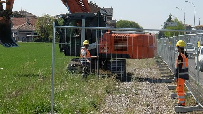 Il tram si avvicina  Partito il primo cantiere  per la Milano-Seregno  Oltre tre anni di lavori