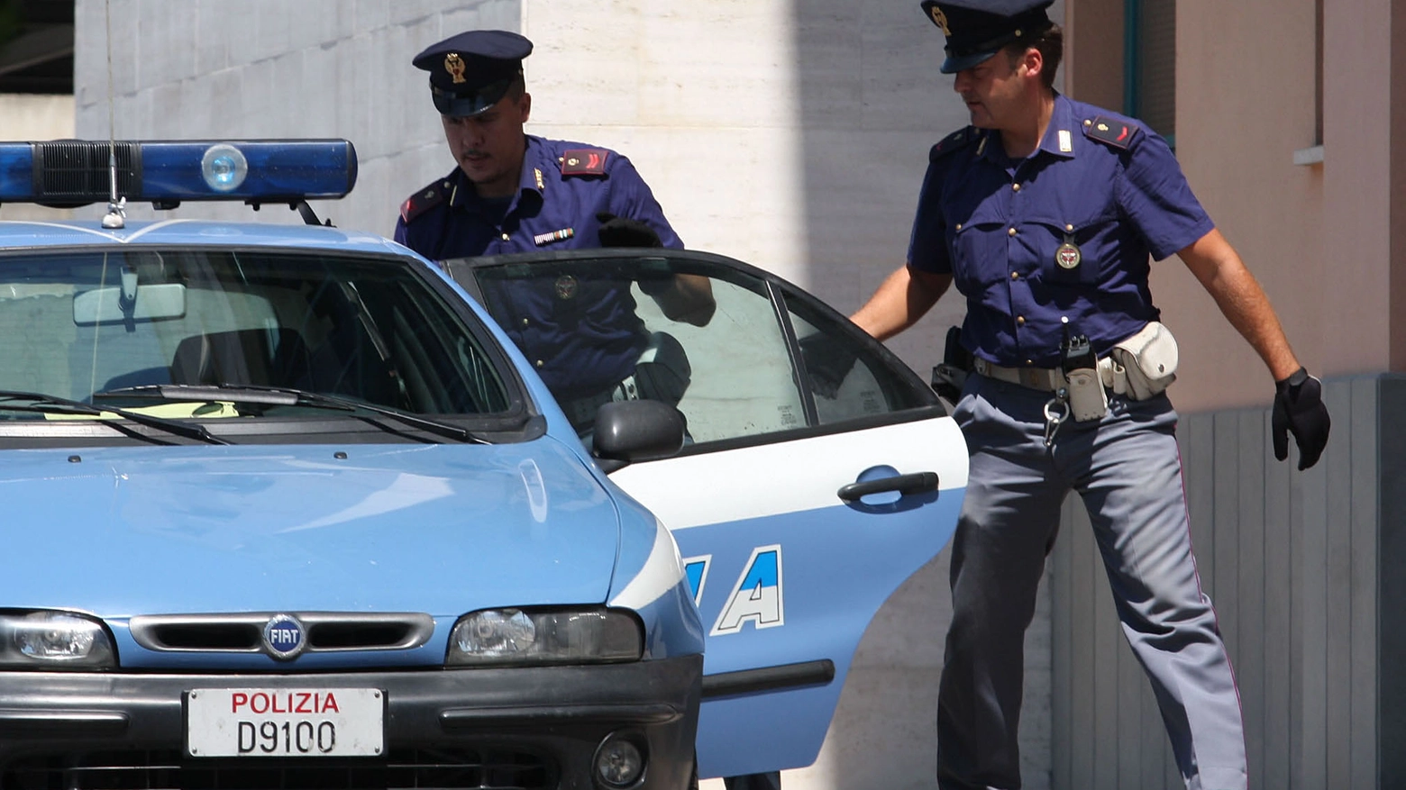 Una pattuglia della polizia in azione Una pattuglia della polizia in azione