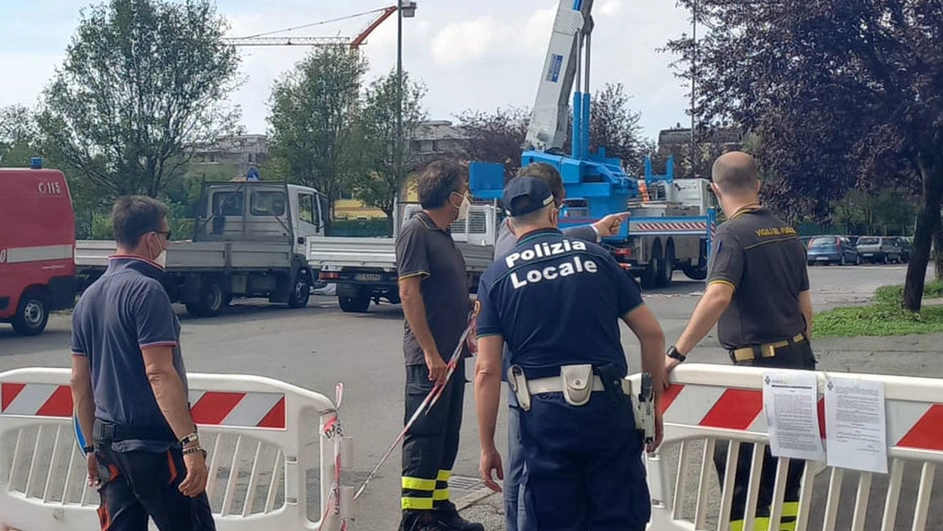 L'autogru impegnata a sistemare i tetti divelti in viale Europa
