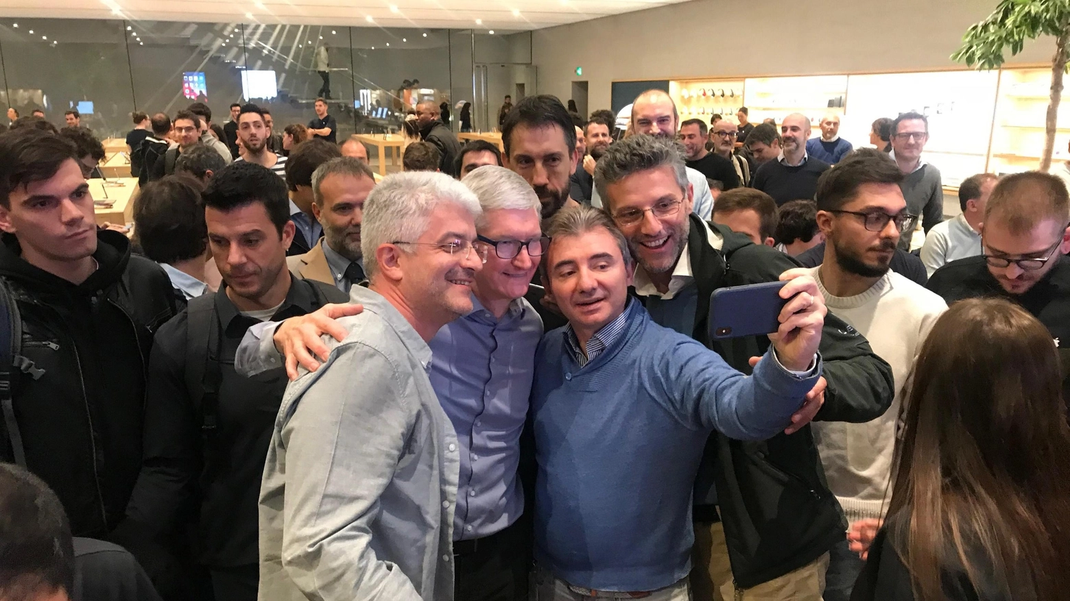 Tim Cook all'Apple store di Milano