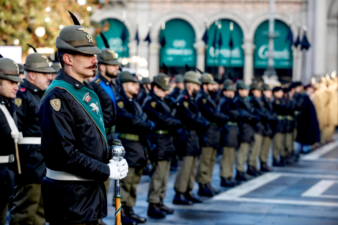 Alpini in piazza Duomo per la commemorazione dei caduti