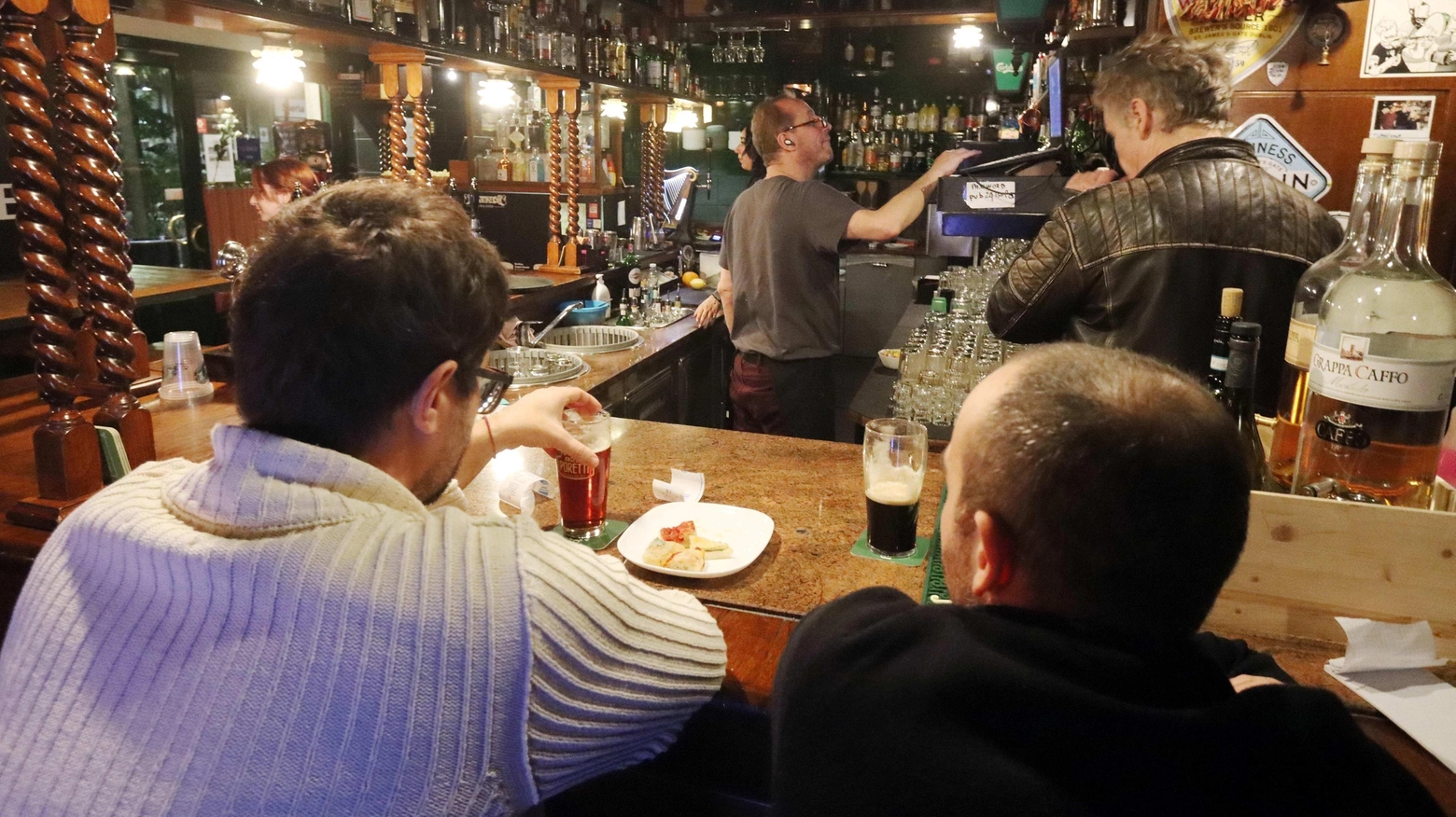 Noi, sott’acqua e senza assicurazioni. Il gestore del pub in via Borsieri: "Ho perso il conto delle esondazioni"