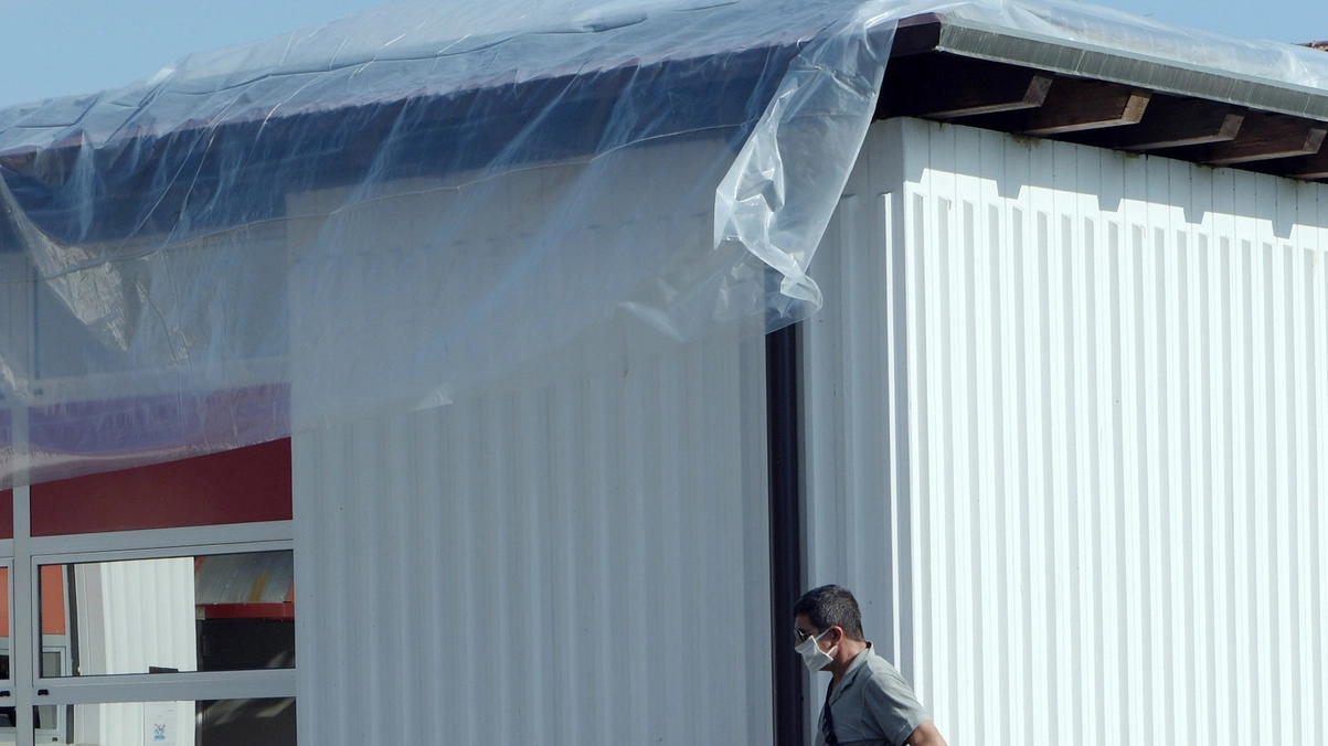 La scuola di Cambiago con un telo trasparente per coprire le infiltrazioni del tetto