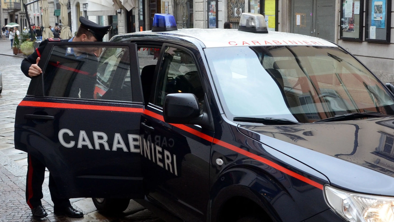 I carabinieri hanno fermato l’uomo nella centralissima via Cavour a Lecco