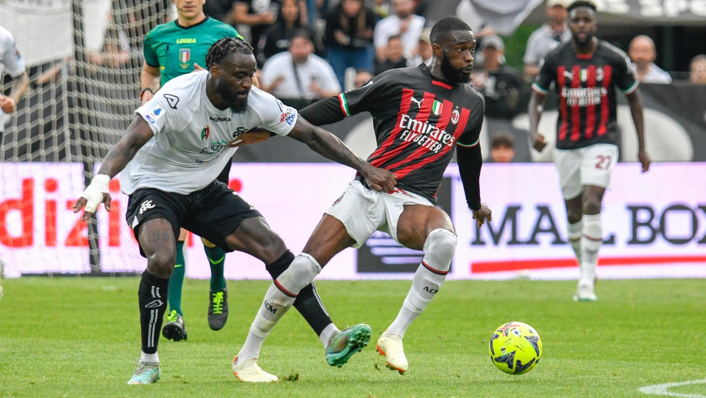 Fikayo Tomori combatte per la palla contro M'Bala Nzola