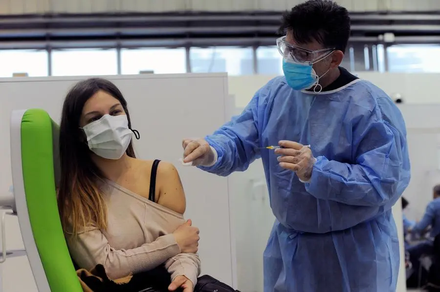 Oggi il primo volo al mondo con equipaggio e passeggeri vaccinati
