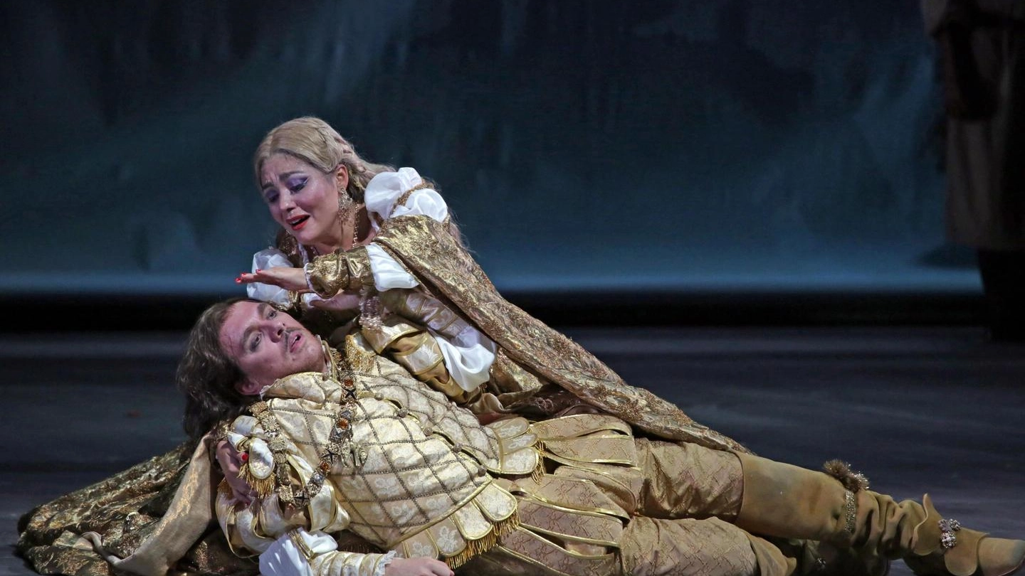 Una foto di scena di 'Ernani' di Giuseppe Verdi al Teatro alla Scala (Ansa)