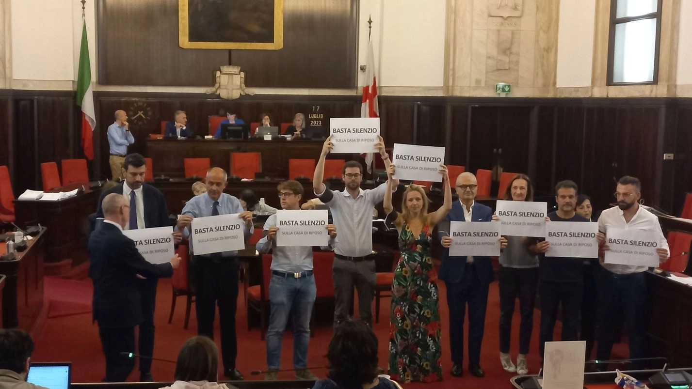 I consiglieri comunali di centrodestra con il lutto al braccio e cartelli con la scritta “Basta silenzio sulla casa di riposo’’ per protestare e chiedere che il sindaco Sala riferisca in aula sul caso Rsa I consiglieri comunali di centrodestra con il lutto al braccio e cartelli con la scritta “Basta silenzio sulla casa di riposo’’ per protestare e chiedere che il sindaco Sala riferisca in aula sul caso Rsa
