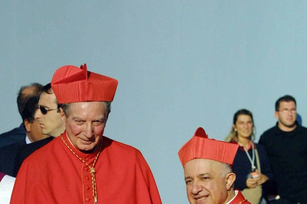 GIGANTI Tettamanzi raccolse il testimone  dal cardinale Carlo Maria Martini, intellettuale di grande spessore e biblista. A fianco: Tettamanzi nell’incontro con i bambini e ragazzi milanesi  a San Siro