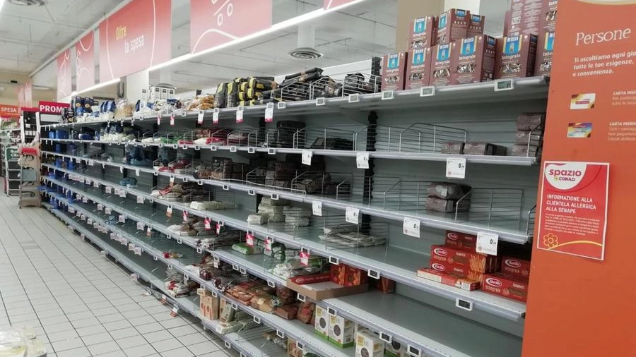Scaffali vuoti all'interno di un supermercato (foto d'archivio)