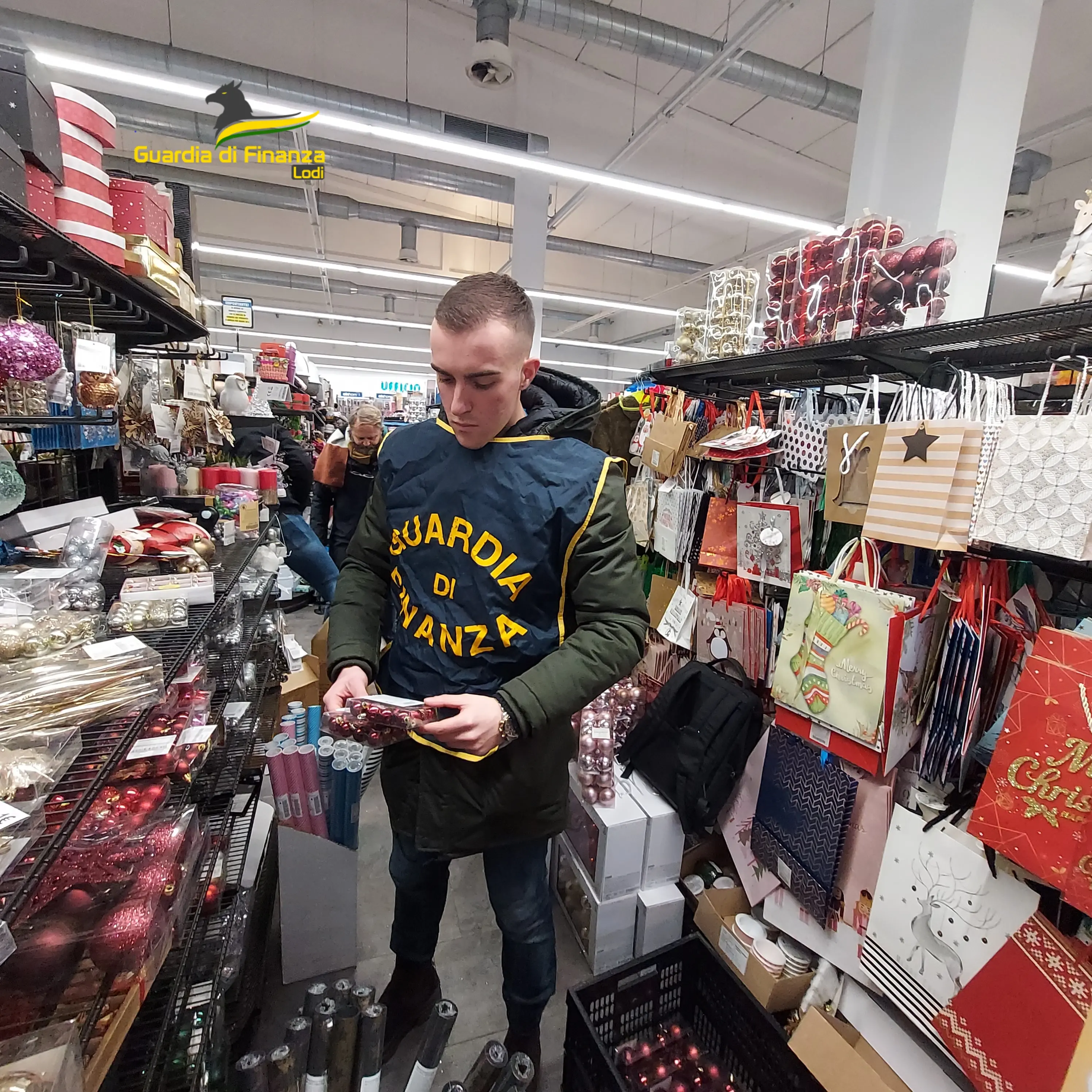 Decorazioni natalizie non a norma: sequestrati 174mila prodotti a Lodi