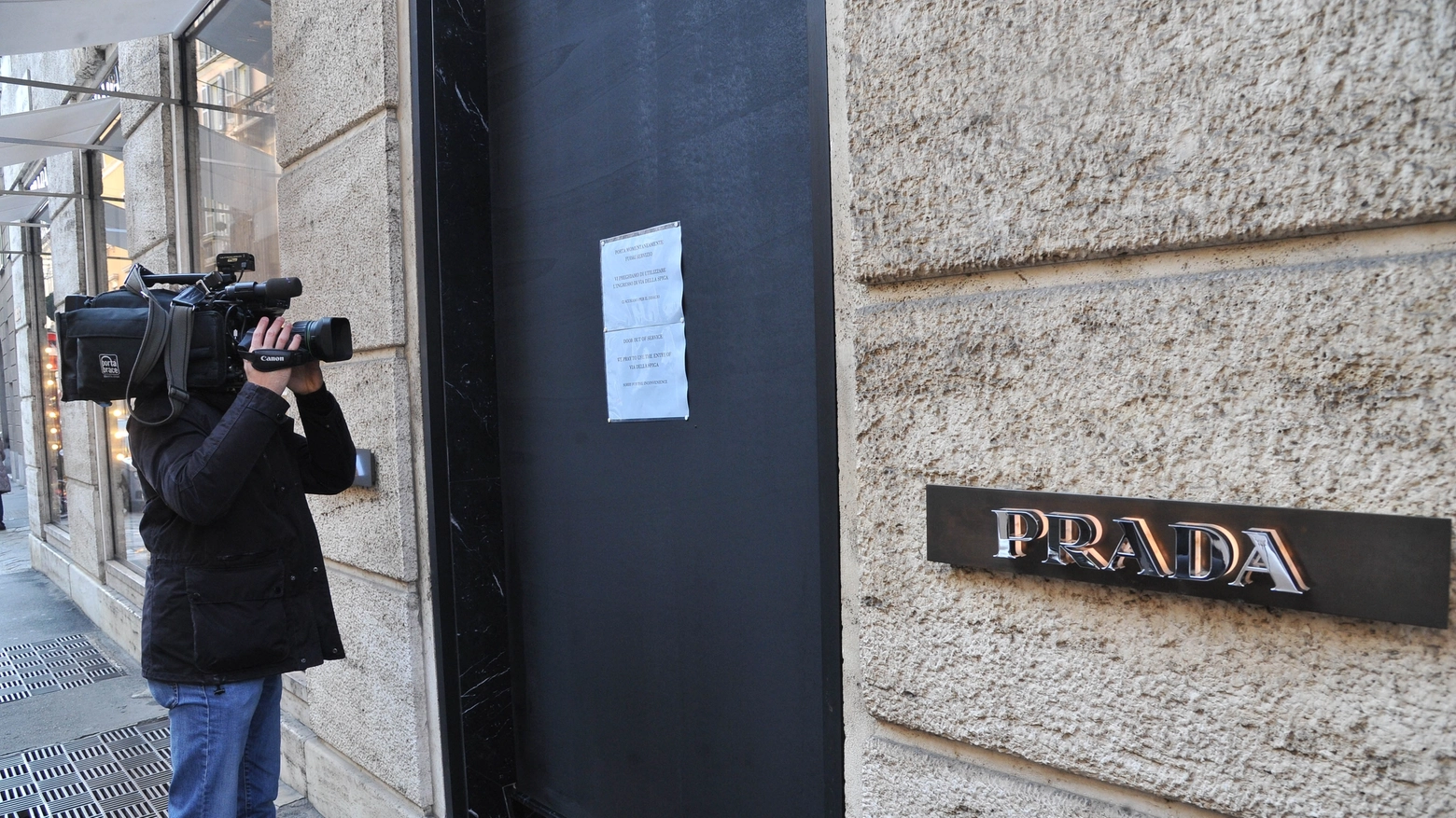 Il negozio Prada che ha subito il furto da 100mila euro 