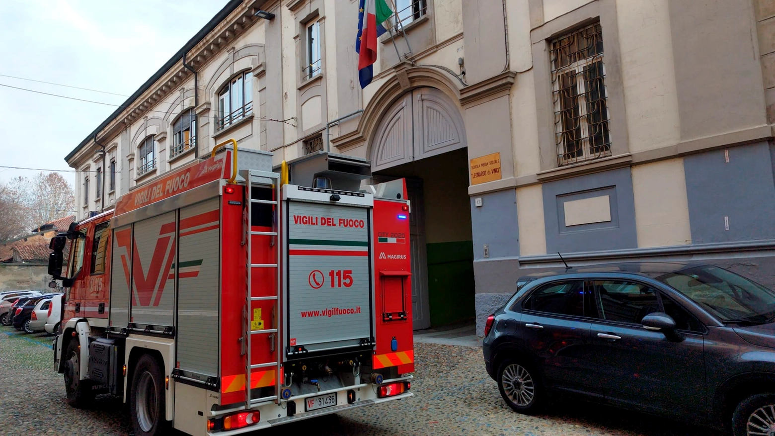 Pavia, l'intervento dei vigili del fuoco alla scuola Leonardo da Vinci