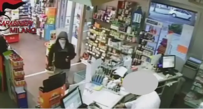 "Ho bisogno di soldi per il videopoker", arrestato rapinatore seriale di farmacie