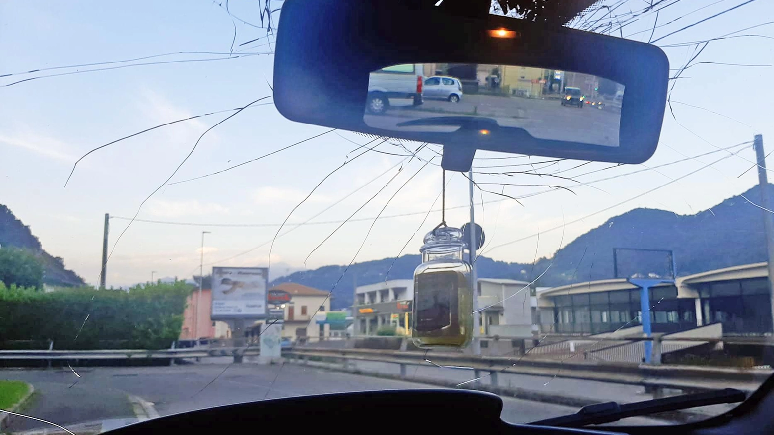 Lancia sassi sulle auto in corsa L’incubo della Valle Seriana Lancia sassi sulle auto in corsa L’incubo della Valle Seriana