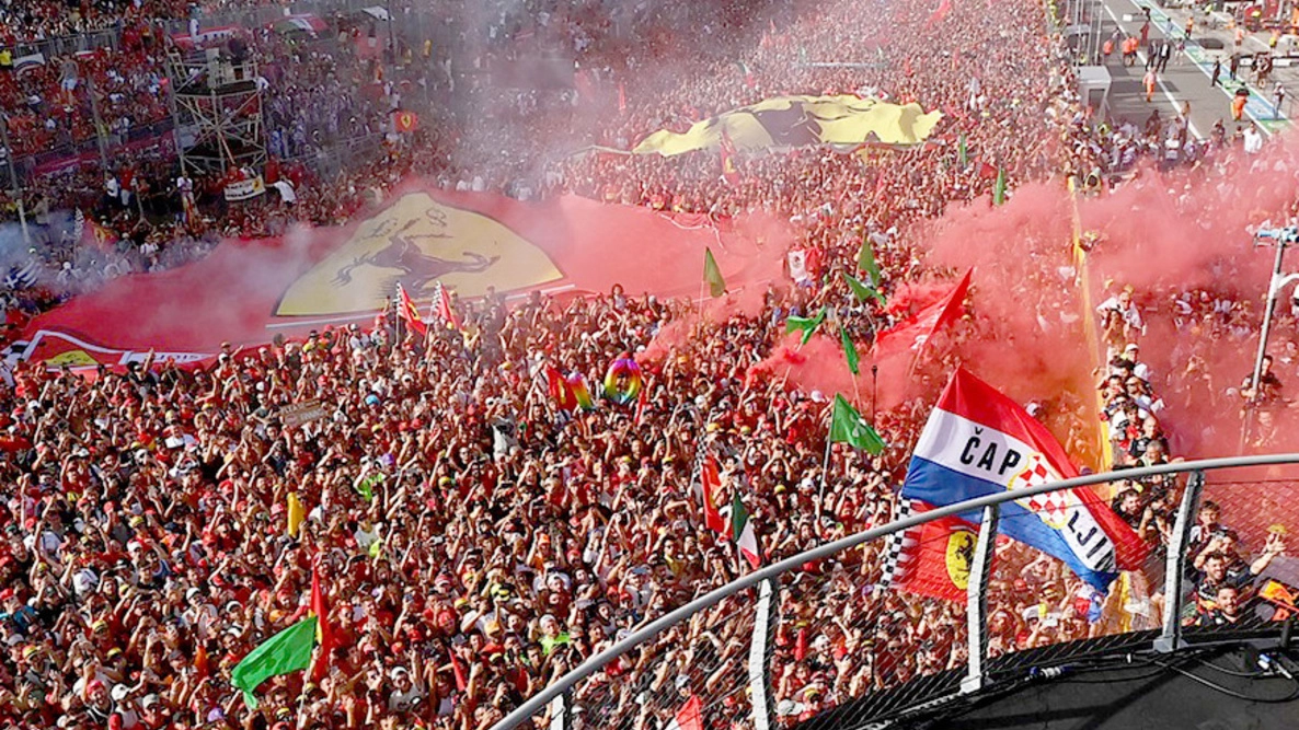 L'invasione di pista sotto al podio di Monza