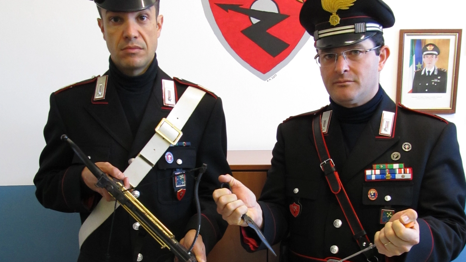 I carabinieri mostrano le armi trovate a un 49enne a Vigevano