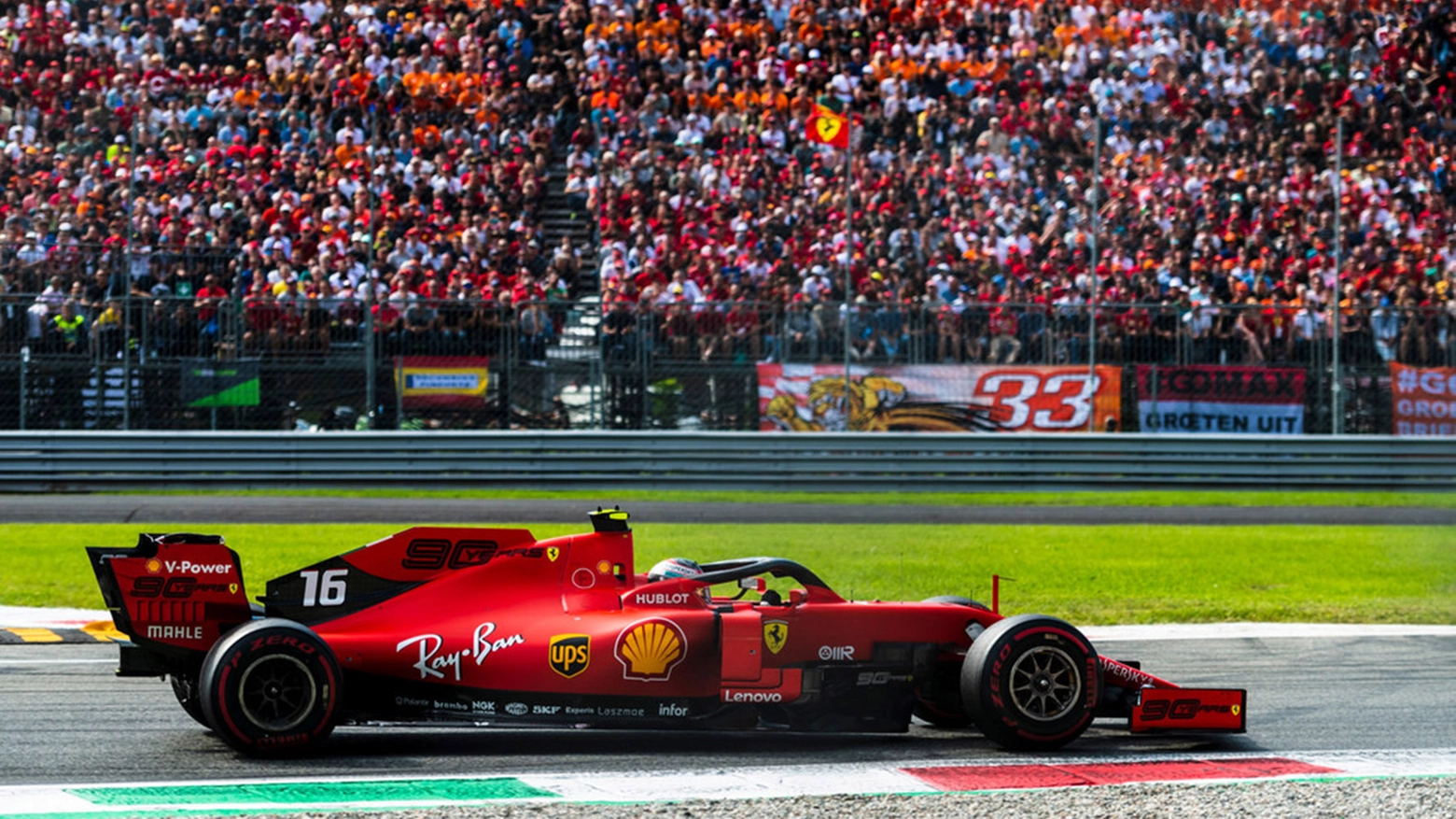 Una Ferrari sul circuito di Monza