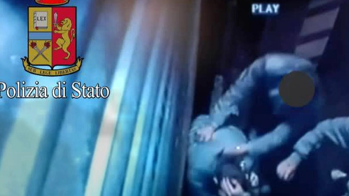 I filmati  di videosorveglianza diffusi dalla polizia mostrano il pestaggio del ragazzo