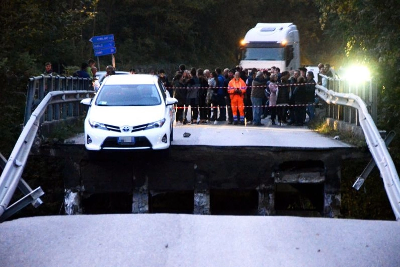 Un'auto ferma sul ciglio del baratro del cavalcavia crollato ad Annone Brianza