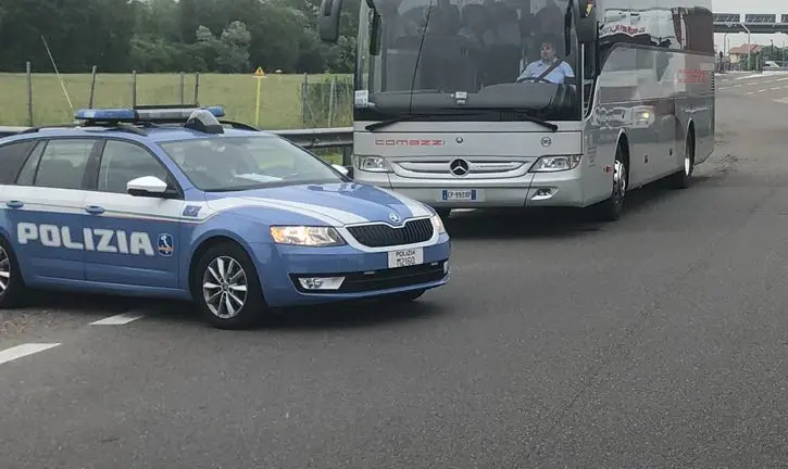 Lodi, intercettato traffico di abiti rubati: la Stradale fa chiudere l'attività
