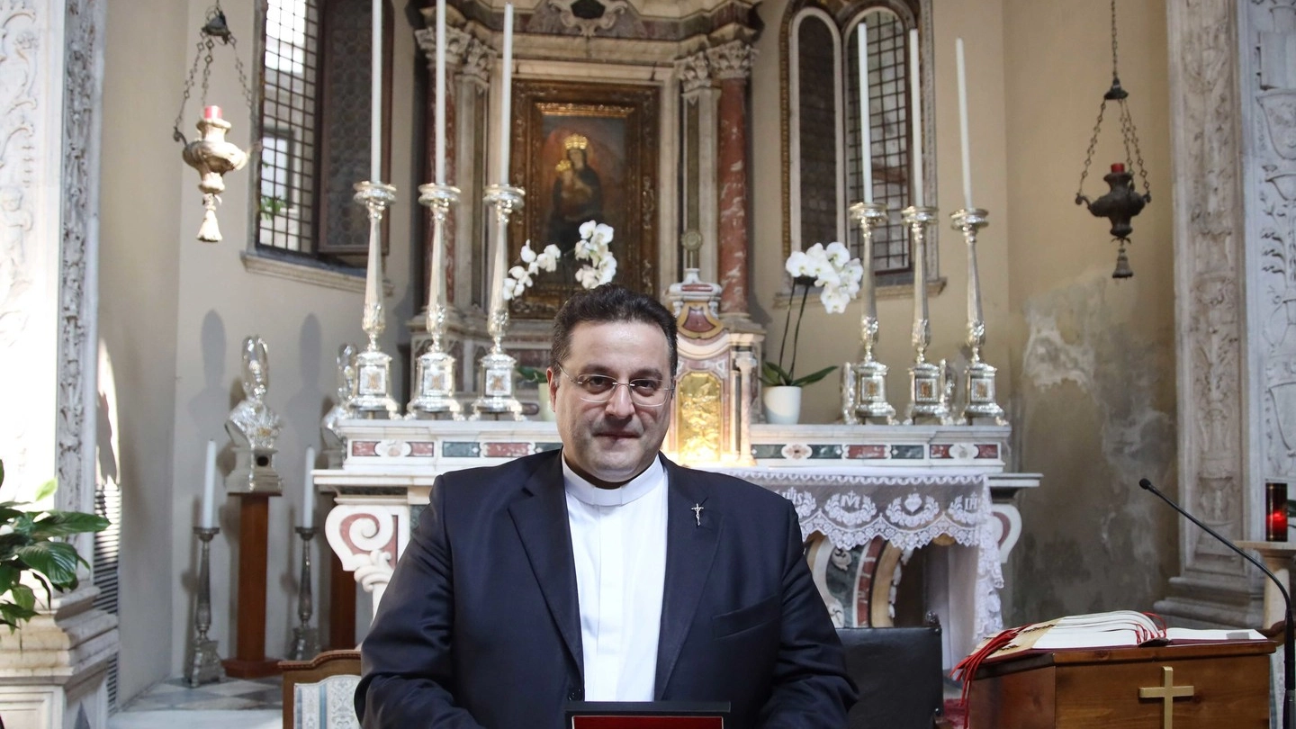 Monsignor Francesconi con il sigillo