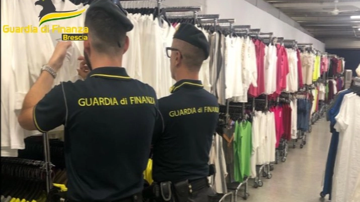 Oltre 6mila capi d'abbigliamento femminili sequestrati a un commerciante cinese dalla Guar