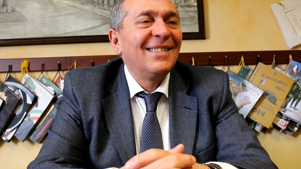 Il preside Giuseppe Di Giminiani (De Pascale)
