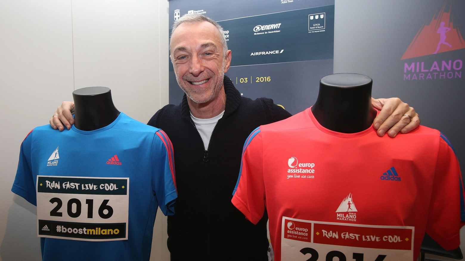 Linus con le nuove magliette della Milano City Marathon