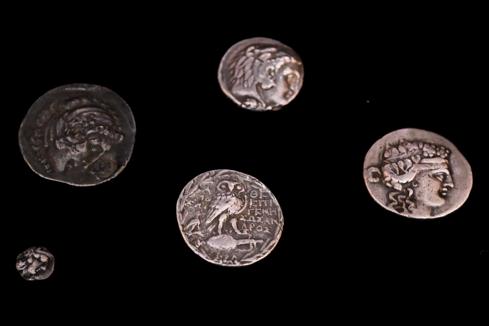 Le monete greche restituite all'ambasciatrice