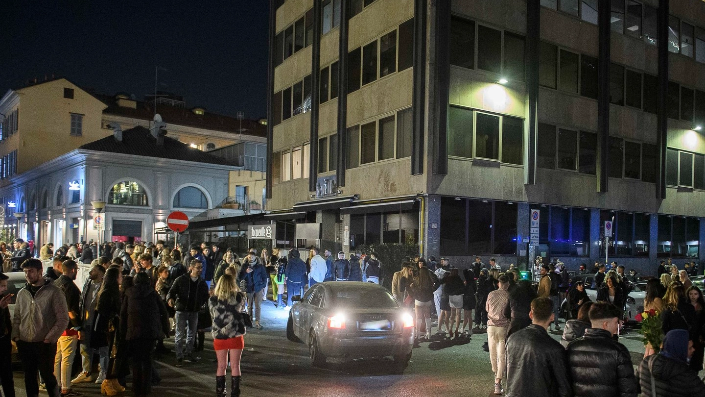 Controlli della Polizia di Stato durante il Sabato sera in Corso Como