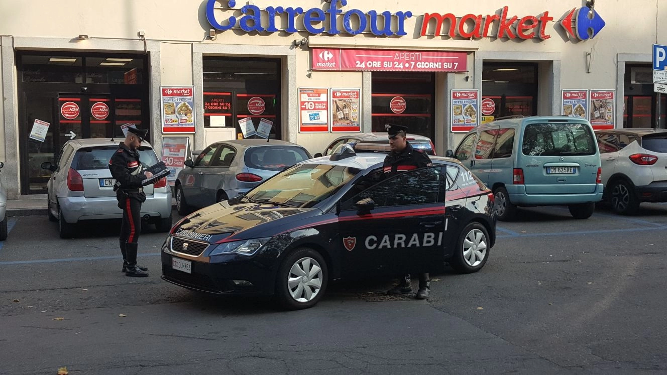 I carabinieri davanti a uno dei supermercati rapinati