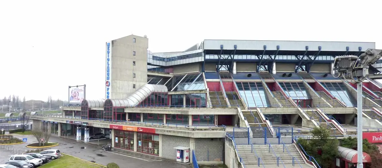 Assago, 50 auto devastate nel parcheggio vicino al Forum. Il sindaco corre ai ripari