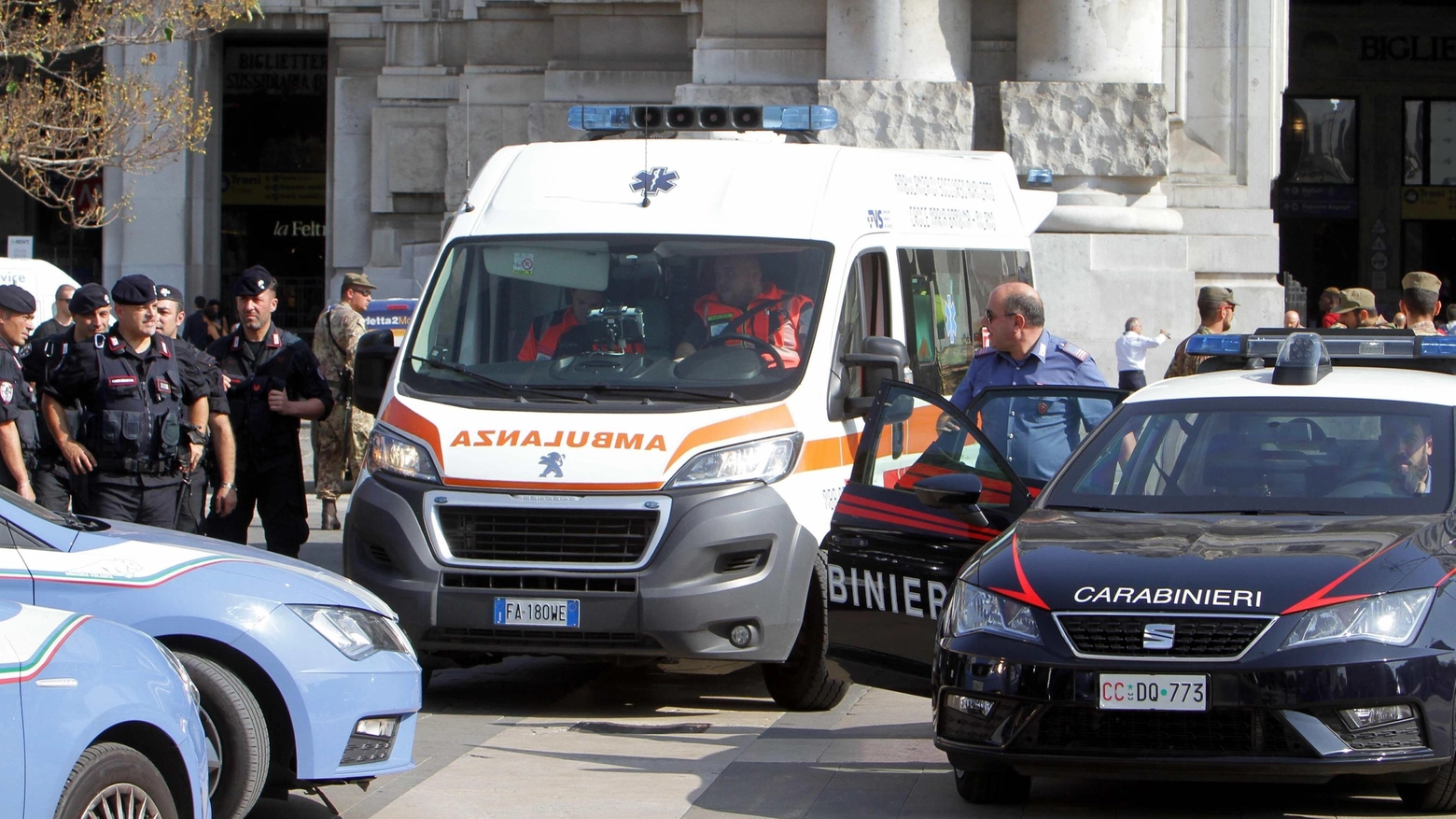 L'ambulanza davanti alla stazione centrale di Milano 
