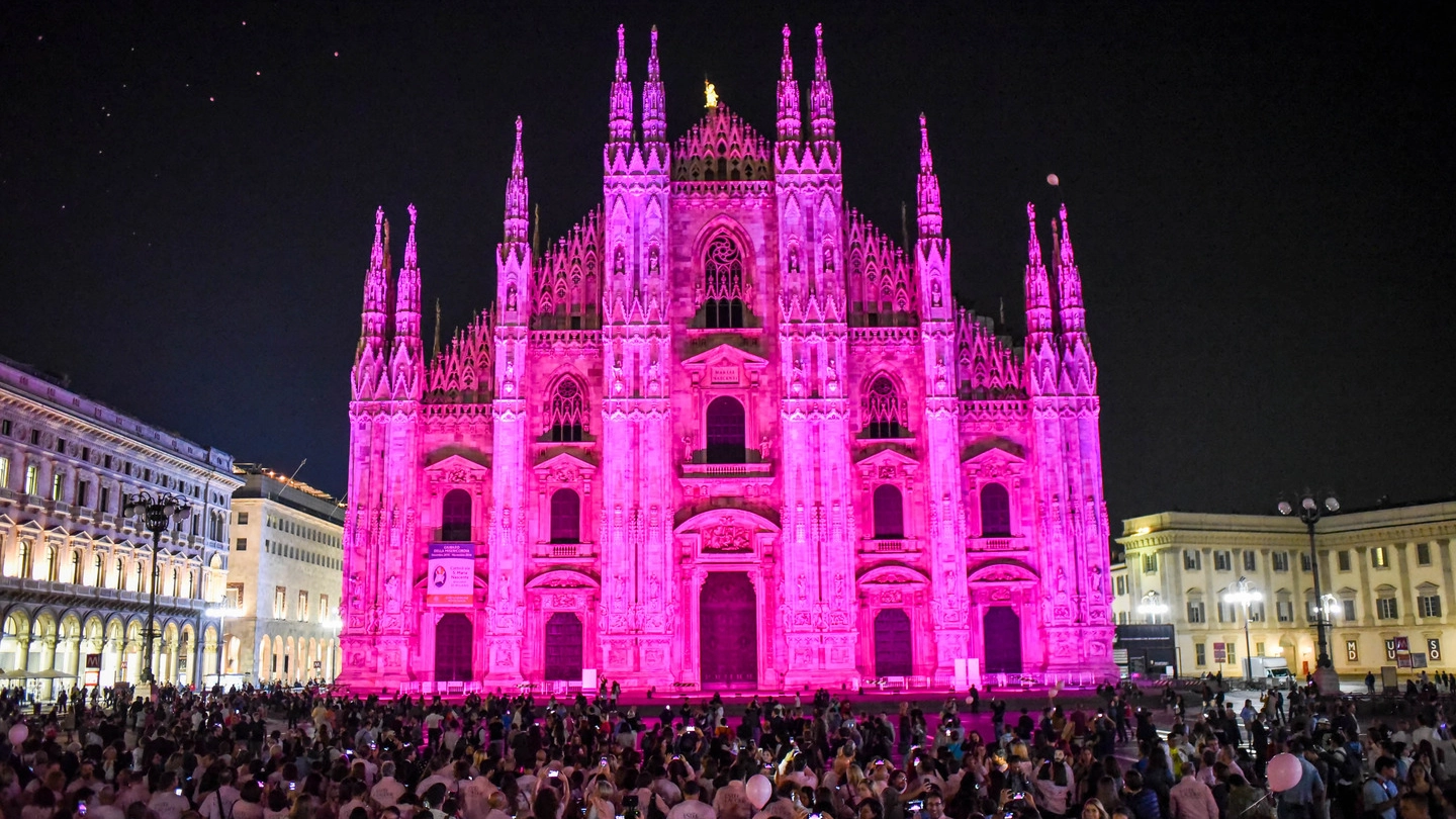 Il Duomo di Milano si tinge di rosa (Newpress)