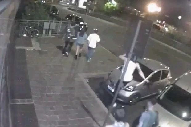 Pavia, un giovane salta su un cofano di un'auto (frame video)
