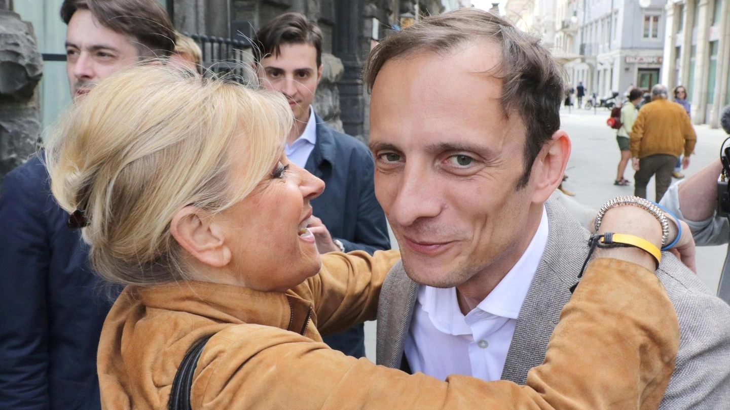 Massimiliano Fedriga riceve l'abbraccio di una sostenitrice (Ansa)